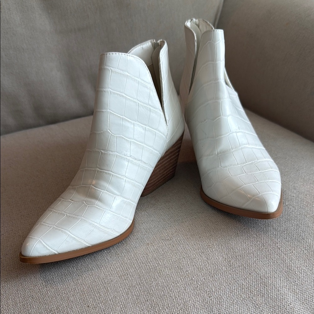 SHU‎ SHOP White Croc Embossed Pointed Toe Ankle Booties Size 6